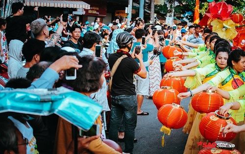 Nghìn người đội nắng xem Bát Tiên giáng trần, đường phố kẹt cứng trong ngày Tết Nguyên tiêu