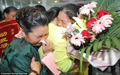 Người phụ nữ bị bắt cóc từ năm 9 tuổi đoàn tụ cha mẹ ruột sau 3 thập kỷ