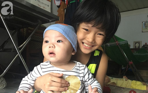 Bé gái 7 tuổi bố bỏ đi theo vợ mới, phải nghỉ học ở nhà lấy sữa lon pha loãng cho em 2 tháng uống giờ ra sao?