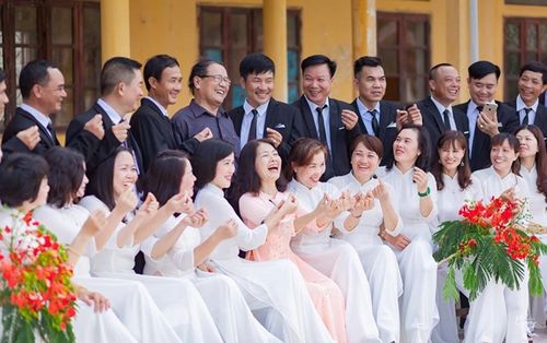 Bộ ảnh kỷ yếu sau 30 năm ra trường của phụ huynh khiến giới trẻ không khỏi xuýt xoa ghen tỵ