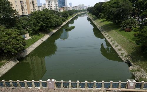 Nước sông Tô Lịch chuyển màu xanh như nước hồ Gươm
