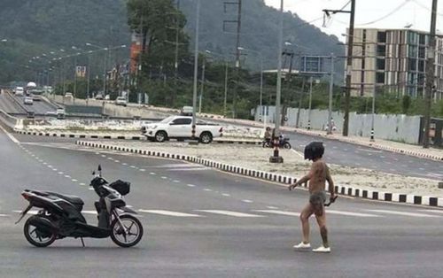 Chỉ mặc đồ lót và mang theo con dao dài 80 cm, người đàn ông gây náo loạn cả khu phố Thái Lan
