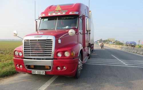 5 kỹ năng vàng giúp chạy xe an toàn khi gặp container