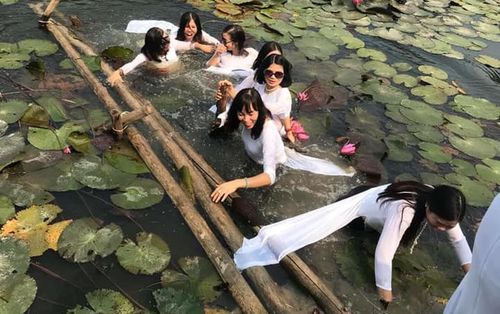 Dàn hàng ngang chụp ảnh trên chiếc cầu tre ọp ẹp, 8 cô gái diện áo dài lộn cổ xuống ao