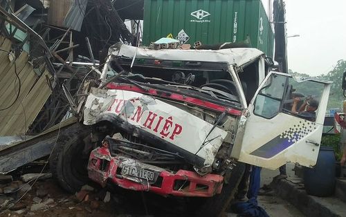 Container mất lái lao lên vỉa hè tông hàng loạt nhà dân, tài xế mắc kẹt trong cabin