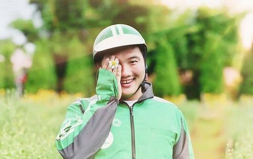 'Kỷ yếu chia tay Grab' với thần thái và các kiểu tạo dáng 'bá đạo' của nam thanh niên mũm mĩm giữa vườn họa mi gây sốt cộng đồng mạng