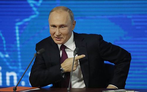 Bị phóng viên bất ngờ hỏi ‘bao giờ cưới vợ’, ông Putin trả lời hóm hỉnh
