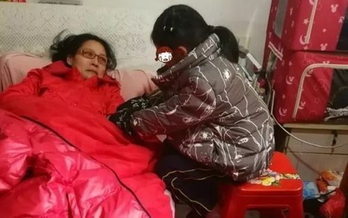 Bé gái 7 tuổi quỳ xuống cầu xin 'Mẹ ơi, mẹ bán con đi' và câu chuyện phía sau khiến mọi người rơi nước mắt