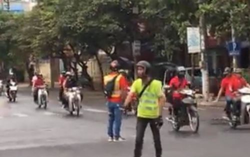 Triệu tập xử phạt nhóm phượt thủ ngang nhiên chặn người đi đường cho đoàn hàng chục xe máy lao vun vút qua ngã tư