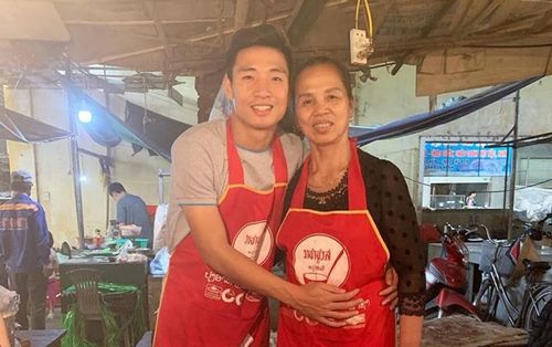 Hiếu thảo như Bùi Tiến Dũng: Nghỉ Tết giúp mẹ bán thịt lợn hết vèo, chắc mẹ anh chàng vui lắm