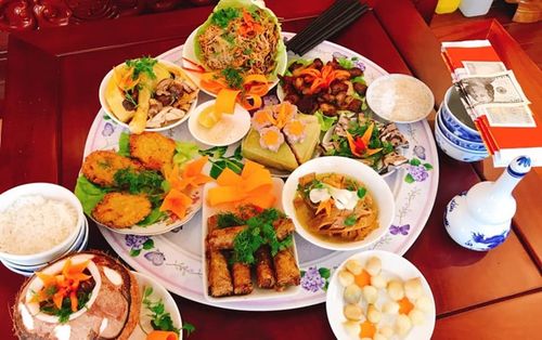 Hội chị em đảm đang thi nhau khoe mâm cơm tất niên khiến dân tình 'chưa ăn đã no con mắt'