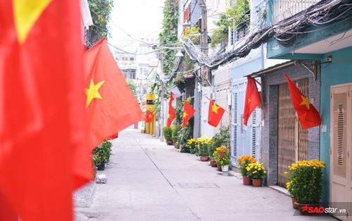 Mùng 1 Tết Nguyên đán: Có những ngõ hẻm thật bình yên, rợp cờ đỏ hoa vàng