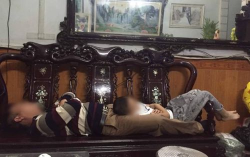 Đợi mãi không thấy ai sang chúc Tết, hai bố con ngủ ngon lành trên sofa và 1.001 câu chuyện bi hài ngày đầu năm mới