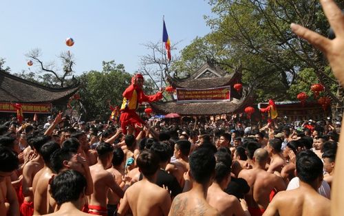 Người dân Đồng Kỵ khai hội làng truyền thống với màn rước pháo khổng lồ