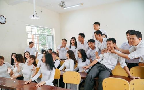 Những buổi họp lớp đầu năm không thiếu một ai khiến dân mạng ghen tỵ