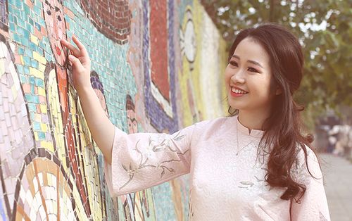 Đầu xuân ngắm ảnh Hoa khôi Ngoại giao xuống phố rạng rỡ với áo dài cách tân