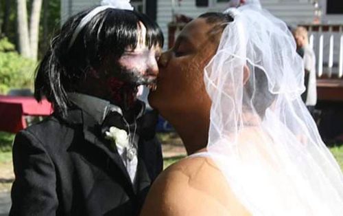 Cô gái kết hôn, muốn sinh con với búp bê zombie