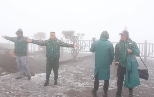 Chuyên gia khí tượng nói gì về việc đỉnh Fansipan bất ngờ có tuyết rơi ngày trời lạnh 0 độ C?
