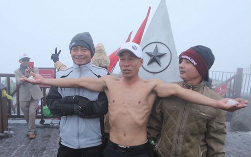 Cởi trần nghịch tuyết, thách thức giá lạnh trên đỉnh Fansipan