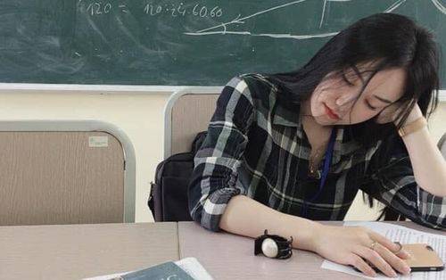 Dân tình lại nháo nhào truy tìm info cô giáo thực tập xinh đẹp sau khoảnh khắc chúp lén lúc ngủ gật trong lớp