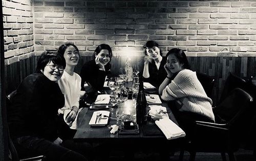 Phản ứng của K-net khi Son Ye Jin đăng ảnh ăn tối cùng 'chị đại' Kim Hye Soo, Song Yoon Ah và Kim Min Jung?