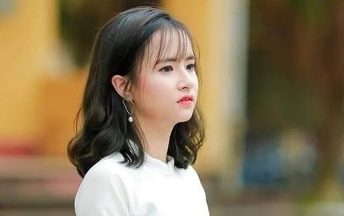 Cô giáo thực tập xinh đẹp có khuôn mặt trẻ thơ