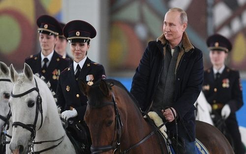 Tổng thống Putin cưỡi ngựa cùng các nữ cảnh sát nhân ngày 8/3