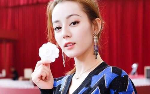 Địch Lệ Nhiệt Ba gián tiếp phủ nhận có chống lưng: ‘Là con gái không cần phải có bối cảnh hay đi đường tắt để thành công’
