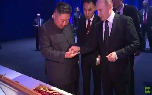 Ông Kim Jong-un bất ngờ tặng ông Putin một thanh gươm