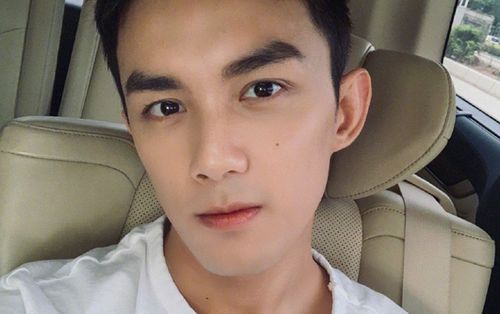 Ngô Lỗi mặc áo trắng kết hợp với tóc mới soái khí trong ngày khai máy 'Xuyên việt hỏa tuyến'