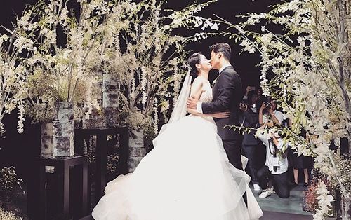 Đám cưới Choo Ja Hyun - Vu Hiểu Quang: Hwang Chi Yeol hát nhạc hit của Châu Kiệt Luân, Baek Ji Young khiến cô dâu bật khóc