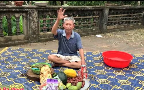 Xuất hiện 'Ông 3 Vlog' với clip 'Lấy lại danh dự cho cánh đàn ông' bằng thau hoa quả dầm siêu to sau cơn sốt bà Tân Vê Lốc