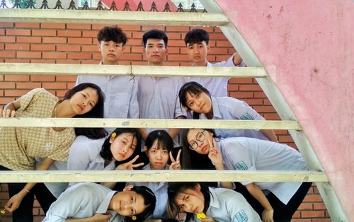 Xu hướng chụp kỷ yếu mới nhất năm 2019: Vạn ảnh một khuôn mặt, thần thái 'đơ' đẳng cấp của nhóm học sinh khiến CĐM cười lăn