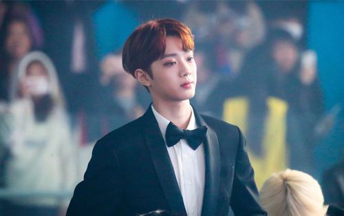 Em út KuanLin (Wanna One) đăng tải những khoảnh khắc đáng nhớ nhất trong cuộc sống: 2 trong số đó khiến fan bất ngờ