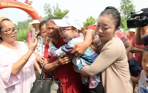 Bị bắt cóc và sống dưới thân phận khác suốt 30 năm, cô gái khóc cạn nước mắt đoàn tụ cha mẹ ruột