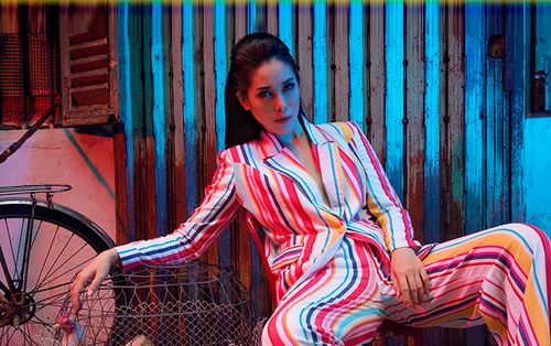 Bắt nhịp xu hướng hot, Mỹ Duyên úp mở vòng 1 lấp ló khi diện vest