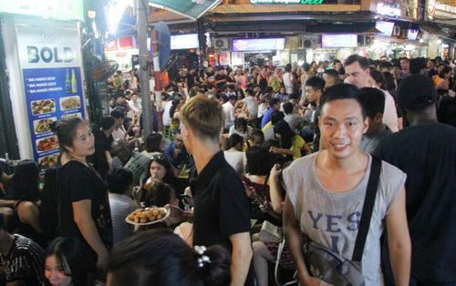 Dòng người ken đặc, ngộp thở chen chân ăn uống ở phố Tạ Hiện đêm Trung thu