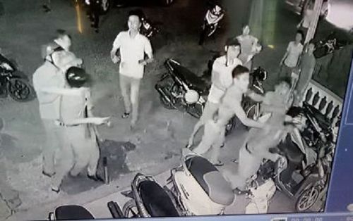 Ngăn hỗn chiến, 3 công an bị cướp súng đánh hội đồng dã man