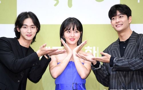 Họp báo 'Sử ký Nok Do': Kim So Hyun khoe vai trần gợi cảm bên Jang Dong Yoon và Kang Tae Oh