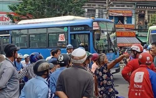 Lái xe buýt dùng hung khí tấn công tài xế GrabBike trước cổng bến xe ở Sài Gòn sau va chạm giao thông