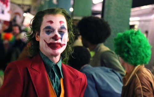 Joker vượt mặt Deadpool 2 trở thành phim nhãn R có doanh thu cao nhất mọi thời đại