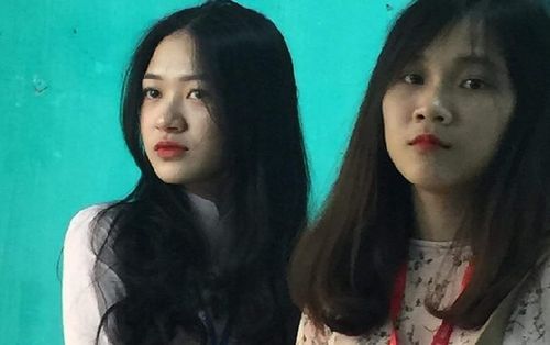 Dù bị chụp lén, 2 cô giáo thực tập vẫn 'xinh phát hờn' khiến khối người háo hức mong được đi học trở lại