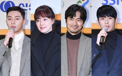 Vợ Won Bin đẹp giản dị ở tuổi 40 bên Park Seo Joon, Lee Jin Wook và Jung Hae In tại sự kiện từ thiện