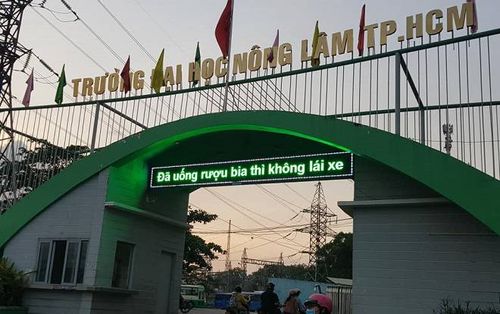 ĐH Nông Lâm TP.HCM gây ấn tượng với những khẩu hiệu ý nghĩa trước cổng trường nhắc nhở sinh viên chấp hành luật giao thông