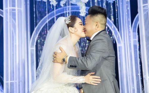 Bảo Thy nghẹn ngào khóc trong đám cưới: 'Không biết người ta làm cô dâu thì sao, còn em hồi hộp suốt 10 ngày qua không ngủ được'