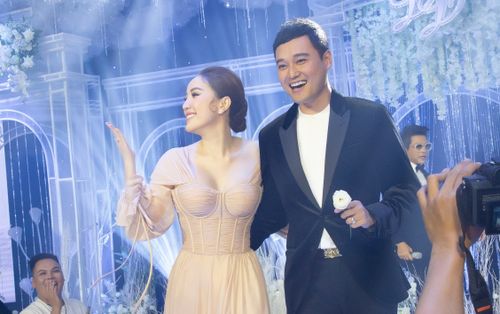 Bồi hồi khoảnh khắc cặp đôi 'Ngôi nhà hoa hồng' Quang Vinh - Bảo Thy tái hợp trên sân khấu đám cưới