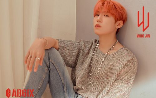 Có thể bạn chưa biết về chấn thương của AB6IX Woojin trên sân khấu lễ trao giải âm nhạc tối 16/11