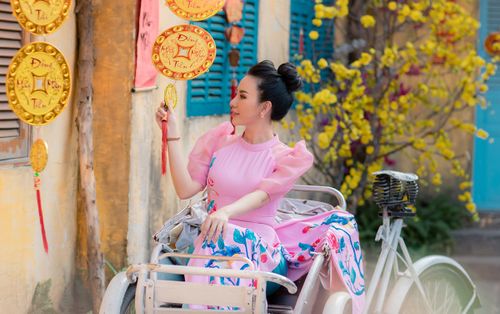 Rực rỡ du xuân với những tà áo dài cách tân duyên dáng đầy sắc màu