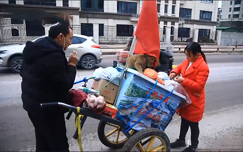 Cặp vợ chồng đi bộ xuyên 2 năm, vượt 2.000 km để về quê ăn Tết