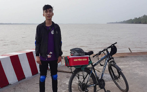 Nam sinh đạp xe hơn 300 km về quê ăn tết